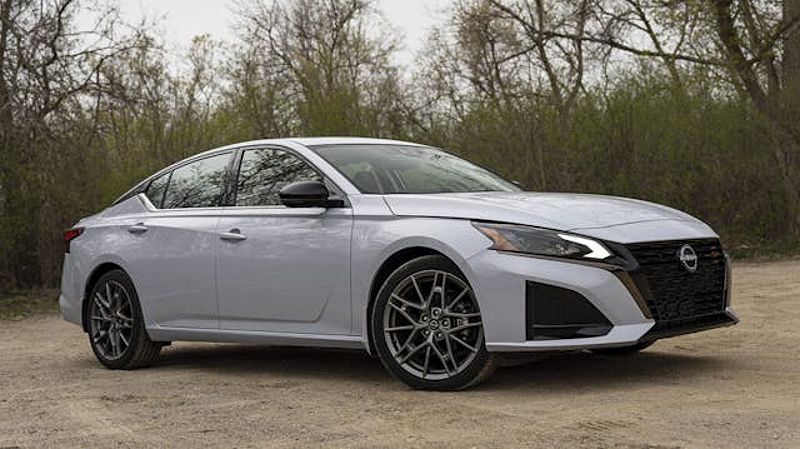 2023 Nissan Altima SR front three quarter