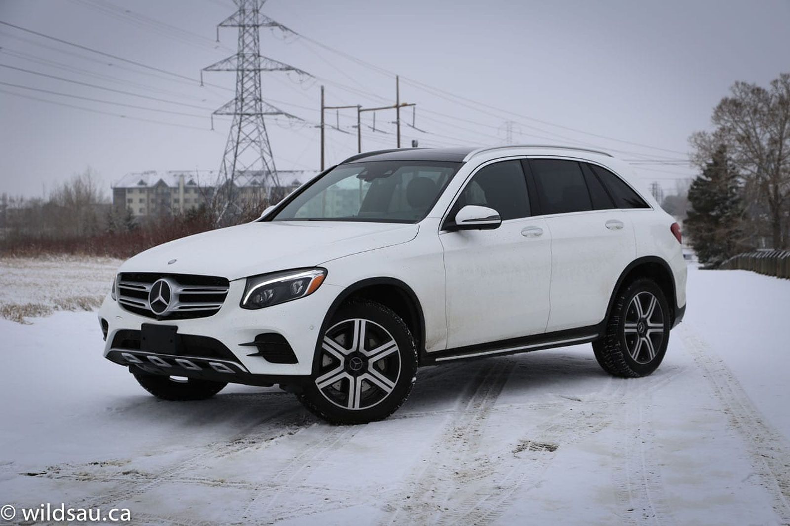 Front quarter turned view of the 2016 Mercedes-Benz GLC 300